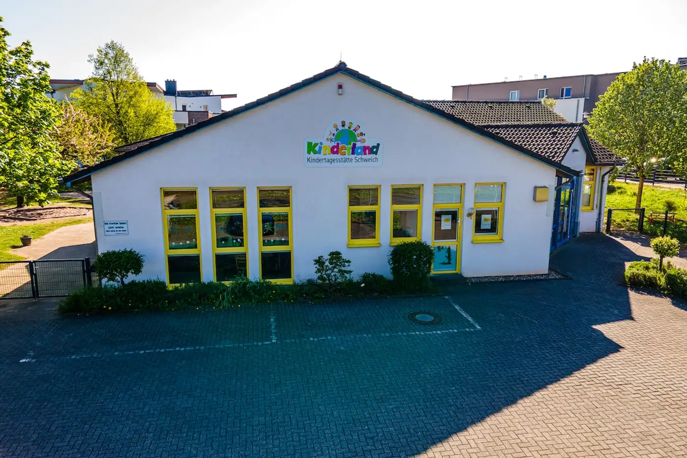 Vorderansicht des Gebäudes von Kinderland Schweich