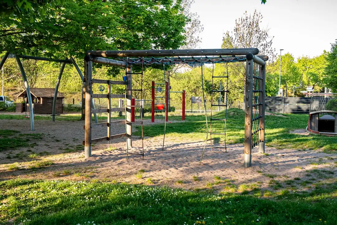 Großes Klettergerüst mit Kletternetz und Strickleitern auf dem Spielplatz der Kita Schweich