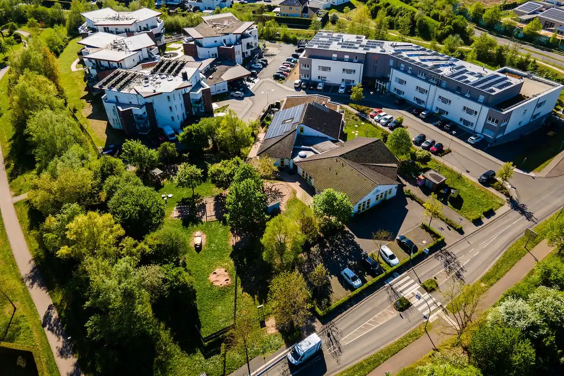 Luftaufnahme des Kinderland Schweich und der umliegenden Gebäude